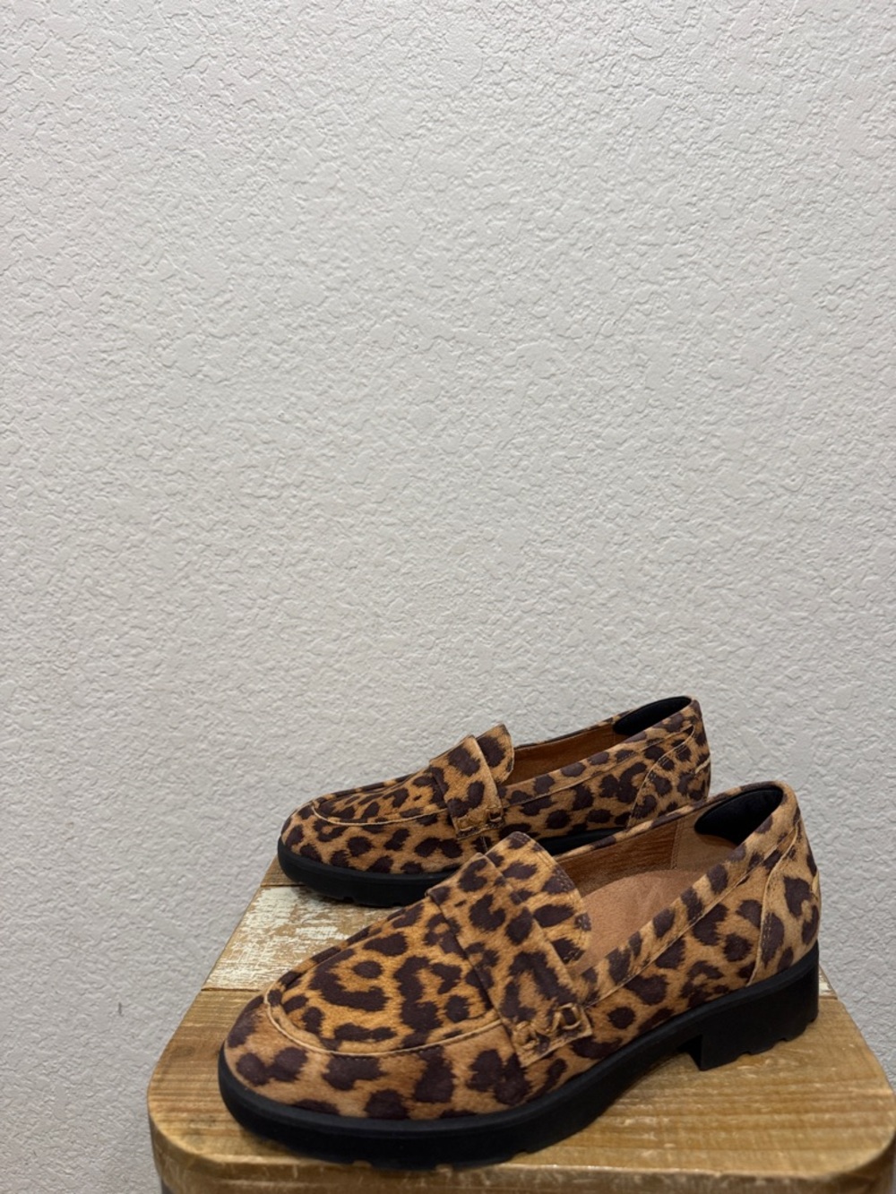 Vionic Cleo Leopard Suede Loafers Size 8 NEW - Picture 4 of 7
